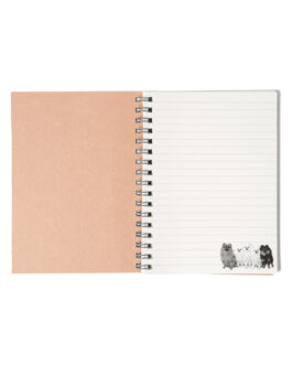 ポメラニアンが監視するノートブック。